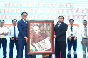 Cơ quan Thường trực Báo Nhân Dân tại Thành phố Hồ Chí Minh tặng Trường đại học Giao thông vận tải Thành phố Hồ Chí Minh bức tranh Bác Hồ đọc Báo Nhân Dân.