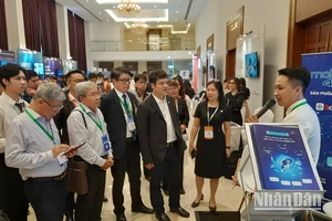 Các đại biểu tham quan các gian hàng trưng bày tại Hội nghị và Triển lãm Biztech Việt Nam 2024.