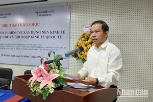 Phó Giáo sư, Tiến sĩ Vũ Tuấn Hưng, Phó Viện trưởng phụ trách Viện Khoa học xã hội vùng Nam Bộ phát biểu tại hội thảo.