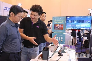 Các đại biểu tham quan các gian hàng trưng bày các giải pháp về công nghệ tại Tech4life 2023 tại Thành phố Hồ Chí Minh.