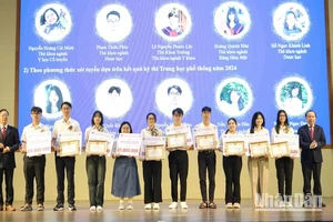 Trường đại học Khoa học sức khỏe khen thưởng 10 tân sinh viên đạt thủ khoa đầu vào của năm ngành học.