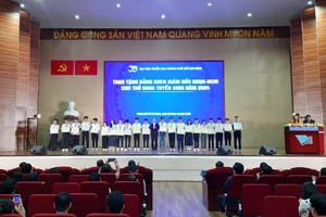 Đại học Quốc gia Thành phố Hồ Chí Minh khen thưởng sinh viên thủ khoa tuyển sinh đầu vào.