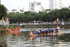 Sôi nổi Lễ hội đua ghe ngo 2024 trên kênh Nhiêu Lộc.