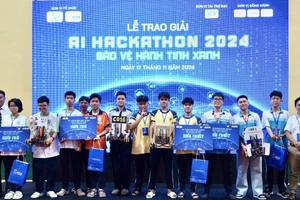 Ban tổ chức trao giải cho các đội thi đạt giải Chung kết AI Hackathon 2024.