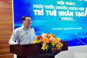 Ông Lâm Đình Thắng, Giám đốc Sở Thông tin và Truyền thông Thành phố Hồ Chí Minh phát biểu tại hội thảo.