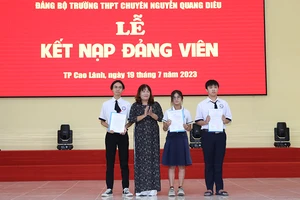 Trao quyết định kết nạp đảng viên cho các học sinh Trường trung học phổ thông chuyên Nguyễn Quang Diêu, tỉnh Đồng Tháp