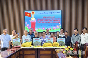 Đại diện Báo Nhân Dân, Sở Lao động-Thương binh và Xã hội tỉnh Đồng Tháp cùng chính quyền địa phương trao tặng quà Tết.