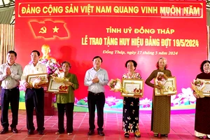 Phó Bí thư Thường trực Tỉnh ủy Đồng Tháp Phan Văn Thắng trao Huy hiệu 55 năm tuổi Đảng cho các đảng viên.