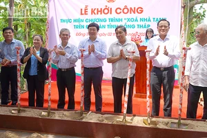 Nghi thức lễ khởi công xây dựng nhà đại đoàn kết tại xã Long Khánh A, huyện Hồng Ngự.