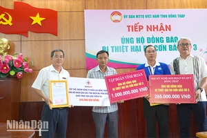 Phó Chủ tịch Ủy ban Mặt trận Tổ quốc Việt Nam tỉnh Đồng Tháp Võ Chí Hữu tiếp nhận số tiền ủng hộ và trao thư cảm ơn các tổ chức, doanh nghiệp. (Ảnh: HỮU NGHĨA)