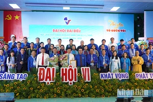 Đại biểu chụp ảnh lưu niệm cùng Ủy ban Hội Liên hiệp thanh niên Việt Nam tỉnh Đồng Tháp khóa VI tại buổi ra mắt đại hội. (Ảnh: HỮU NGHĨA)