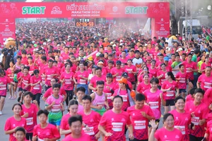 [Ảnh] Vận động viên trong và ngoài nước dự Giải Marathon Đất Sen hồng