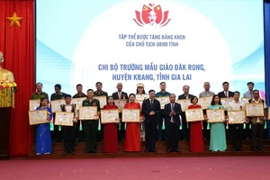 Lãnh đạo tỉnh Gia Lai trao Bằng khen Ủy ban nhân dân tỉnh cho tập thể chi bộ Trường mẫu giáo Đăk Rong, huyện K'Bang.