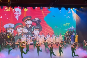 Tiết mục mở màn Liên hoan hát múa: Vinh Quang Quân đội anh hùng của Đoàn Văn công Quân khu 5.