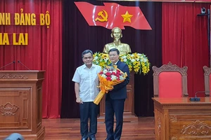 Đồng chí Hồ Văn Niên, Ủy viên Trung ương Đảng, Bí Thư Tỉnh ủy, Chủ tịch Hội đồng nhân dân tỉnh Gia Lai tặng hoa chúc mừng đồng chí Trương Hải Long.