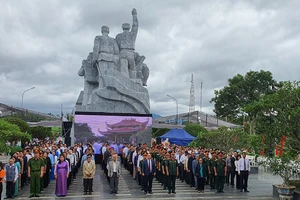 Các đại biểu dự Lễ kỷ niệm tổ chức lễ mặc niệm và dâng hương, dâng hoa tại khu tưởng niệm các anh hùng, liệt sĩ Đăk Pơ.