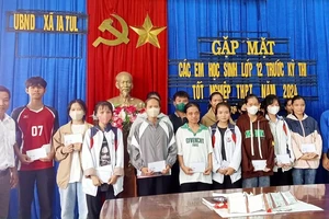 Ủy ban nhân dân xã Ia Tul (huyện Ia Pa) gặp mặt, tặng quà động viên các em học sinh trước kỳ thi tốt nghiệp.