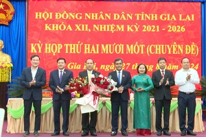 Đại diện lãnh đạo Tỉnh ủy, Hội đồng nhân dân, Ủy ban nhân dân tỉnh tặng hoa chúc mừng đồng chí Rah Lan Chung.