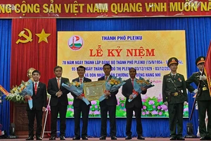 Ủy viên Trung ương Đảng, Phó Bí thư Tỉnh ủy, Chủ tịch HĐND tỉnh Gia Lai thừa ủy quyền trao Huân chương Lao Động hạng Nhì của Chủ tịch nước cho Đảng bộ, chính quyền và Nhân dân các dân tộc TP Pleiku.