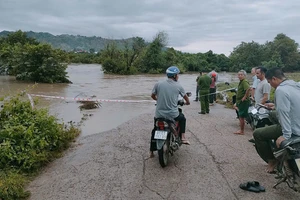 Lực lượng chức năng xã Kim Tân ứng trực canh gác tại vị trí bị ngập, không cho dân qua lại bảo đảm an toàn.