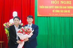 Chánh Văn phòng Tỉnh ủy Gia Lai Dương Minh Đức (bên trái) tặng hoa chúc mừng tân Phó Văn phòng Tỉnh ủy Nguyễn Văn Đông.