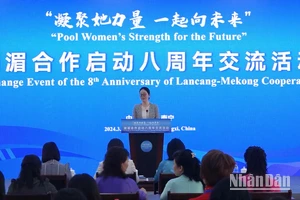 Bà Hu Jingbo, Chủ tịch Hội Liên hiệp Phụ nữ khu tự trị dân tộc Choang Quảng Tây, Trung Quốc phát biểu khai mạc. 