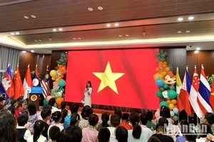 Bạn Lưu Phương Linh, đại diện thiếu nhi Việt Nam giới thiệu về văn hóa và đất nước con người Việt Nam đến bạn bè các nước.