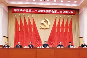 Ảnh minh họa: Các Ủy viên Thường vụ Bộ Chính trị Trung ương Đảng Cộng sản Trung Quốc tại Hội nghị Trung ương 2 khóa 20. (Ảnh: people.com.cn)