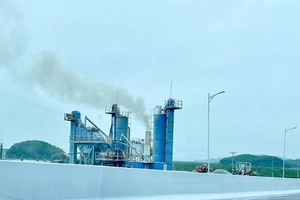 Trạm sản xuất bê-tông nhựa Asphalt của Công ty TNHH Hòa Hiệp bị xử phạt do xả khí thải vượt quy chuẩn kỹ thuật ra môi trường.