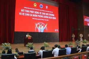 Thứ trưởng Y tế Nguyễn Thị Liên Hương phát biểu ý kiến tại lễ mít-tinh.