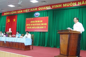 Bí thư Tỉnh ủy Vĩnh Long phát biểu tại buổi gặp gỡ. 