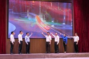 Các đồng chí lãnh đạo tỉnh Hà Giang bấm nút phát động cuộc thi tìm hiểu chuyển đổi số.