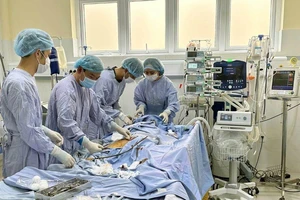 Ê-kíp bác sĩ thực hiện kỹ thuật ECMO cứu sống bệnh nhân bị dập phổi.