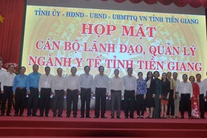 Lãnh đạo tỉnh Tiền Giang chụp ảnh lưu niệm với cán bộ lãnh đạo, quản lý ngành y tế.