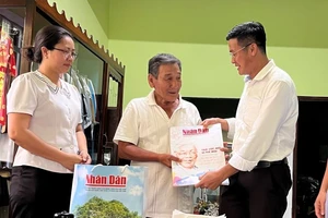 Đại diện Văn phòng Báo Nhân Dân tại Bình Phước tặng quà cho người nhiễm chất độc da cam tại ấp Chà là, xã Thanh Bình, huyện Hớn Quản.