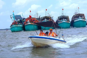 Đông đảo tàu cá tiến ra biển tham gia nghi thức rước Ông ở miền biển Sông Đốc, huyện Trần Văn Thời, tỉnh Cà Mau. 