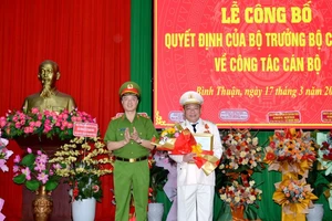 Trung tướng Nguyễn Duy Ngọc, Thứ trưởng Công an (bên trái hình) trao quyết định bổ nhiệm và tặng hoa chúc mừng Đại tá Lê Quang Nhân giữ chức vụ Giám đốc Công an tỉnh Bình Thuận.