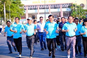 Các đồng chí lãnh đạo tỉnh Đồng Nai tham gia chạy bộ hưởng ứng Ngày chạy Olympic vì sức khỏe toàn dân.