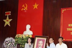 Phó Chủ tịch nước Võ Thị Ánh Xuân tặng ảnh chân dung Bác Hồ cho lãnh đạo thị xã Tịnh Biên, tỉnh An Giang.