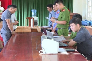 Các cơ quan chức năng huyện Tuần Giáo thi hành lệnh bắt tạm giam hai đối tượng.