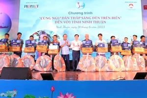 Đồng chí Trương Hòa Bình, nguyên Ủy viên Bộ Chính trị; nguyên Phó Thủ tướng Thường trực Chính phủ và đại diện lãnh đạo bộ, ngành Trung ương tặng quà cho ngư dân tỉnh Ninh Thuận.