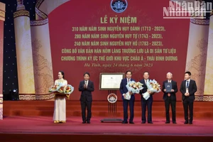 Thứ trưởng Bộ Văn hóa, Thể thao và Du lịch trao bằng chứng nhận Văn bản Hán Nôm làng Trường Lưu là di sản tư liệu Chương trình ký ức thế giới khu vực châu Á-Thái Bình Dương cho tỉnh Hà Tĩnh.