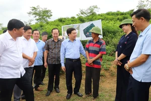 Quyền Bí thư Tỉnh ủy Hà Giang Nguyễn Mạnh Dũng nói chuyện với người dân xã Hùng An, huyện Bắc Quang về chính sách đền bù, tái định cư.