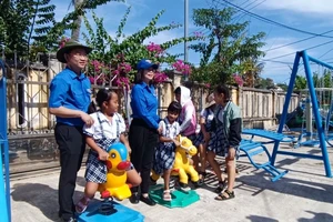 Trung ương Đoàn trao tặng công trình “Sân chơi thiếu nhi” cho xã đảo Nhơn Châu.