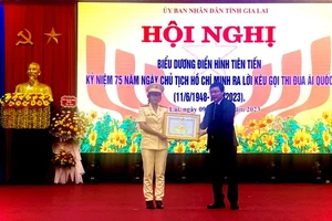 Đại úy Siu H'Ngát được tuyên dương tại hội nghị biểu dương điển hình tiên tiến trong phong trào thi đua.