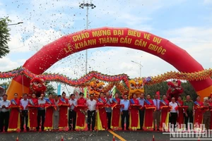 Lãnh đạo, nguyên lãnh đạo Trung ương và tỉnh Long An qua các thời kỳ cắt băng khánh thành cầu Cần Giuộc.