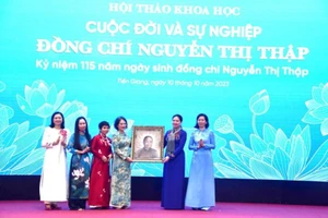 Trao tranh chân dung đồng chí Nguyễn Thị Thập bằng lá sen cho Hội Liên hiệp Phụ nữ Việt Nam.