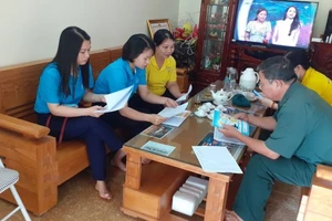 Cán bộ Bảo hiểm xã hội tỉnh Thái Nguyên đến tận hộ gia đình vận động người lao động tiếp tục tham gia Bảo hiểm xã hội sau khi mất việc làm.