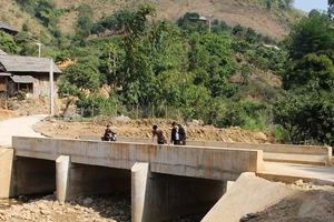 Cầu bê tông vào bản Nậm Pù, xã Huổi Một đã được đầu tư xây dựng, giải quyết vấn đề khó khăn trong đi lại cho người dân.