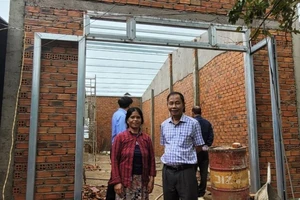 Đoàn công tác kiểm tra dự án hỗ trợ nhà ở cho hộ nghèo ở xã Cư Mta, huyện M’Drắk.